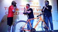 Hasil dari donasi itu bersama Yayasan Kita Bisa dan penyandang disabilitas dari Komunitas Bike to Work, menyerahan donasi secara simboplis sebesar Rp 200.000.000 pada korban terdampak COVID-19 di Jakarta. Foto: dok. FibreFirst Cycling