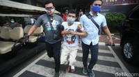 Salah satu tersangka pembegalan sepeda pun ditembak polisi saat dilakukan penangkapan.  