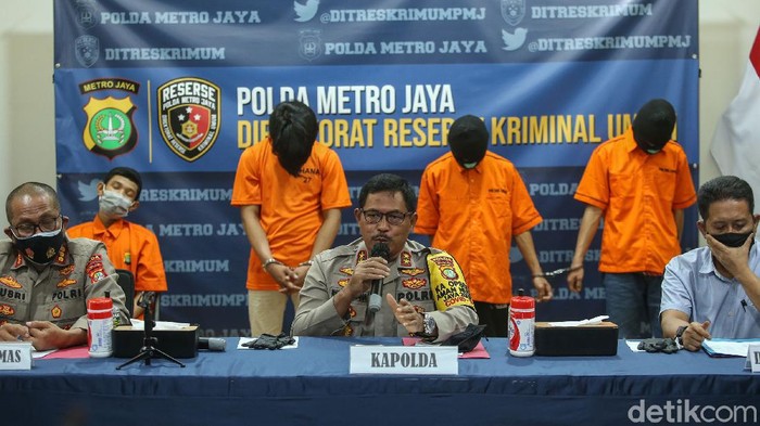 Empat tersangka pembegalan terhadap pesepeda di Jakarta ditunjukkan Polisi di Polda Metro Jaya, Jakarta, Rabu (3/11/2020).