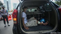 Para pelaku menyasar pesepeda dan merampas ponsel. Salah satu korbannya adalah Kolonel Marinir atas nama Pangestu Widiatmoko.  