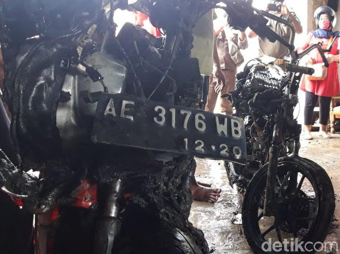 dua motor ludes terbakar
