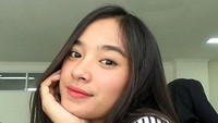 Wajah cantik Echi Unyu pertama terlihat saat Baim Wong dan Paula Verhoeven sedang mengumumkan pemenang giveaway. Foto: Instagram Echi Unyu
