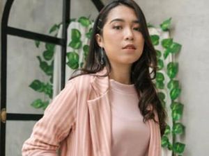 Tetap Stylish di Musim Hujan, Outfit Ini Bisa Jadi Pilihan