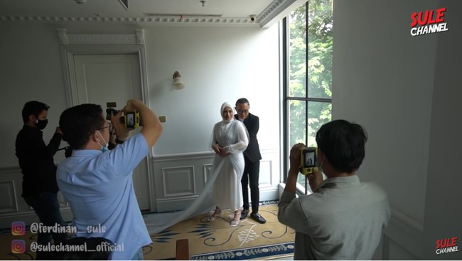 Inilah momen Sule dan Nathalie Holscher menjalani pemotretan bersama jelang pernikahan mereka, 15 November 2020. Momen mesra saat pemotretan yang diduga untuk foto prewedding ini diunggah Sule ke channel YouTube miliknya, Sule Chanel pada 2 November 2020. Foto: Instagram dan YouTube Ferdinan Sule