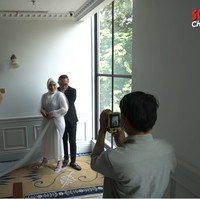 Inilah momen Sule dan Nathalie Holscher menjalani pemotretan bersama jelang pernikahan mereka, 15 November 2020. Momen mesra saat pemotretan yang diduga untuk foto prewedding ini diunggah Sule ke channel YouTube miliknya, Sule Chanel pada 2 November 2020. Foto: Instagram dan YouTube Ferdinan Sule