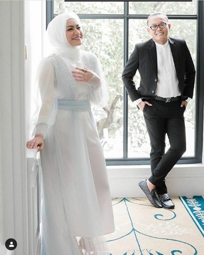 Sule tampak memandang Nathalie Holscher penuh cinta di saat menjalani pemotretan yang disebut netizen sebagai foto prewedding ini. Sule dan Nathalie rencananya akan menggelar pernikahan mereka di salah satu restoran di Bekasi, Jawa Barat. Foto: Instagram dan YouTube Ferdinan Sule