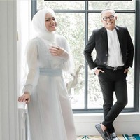 Sule tampak memandang Nathalie Holscher penuh cinta di saat menjalani pemotretan yang disebut netizen sebagai foto prewedding ini. Sule dan Nathalie rencananya akan menggelar pernikahan mereka di salah satu restoran di Bekasi, Jawa Barat. Foto: Instagram dan YouTube Ferdinan Sule