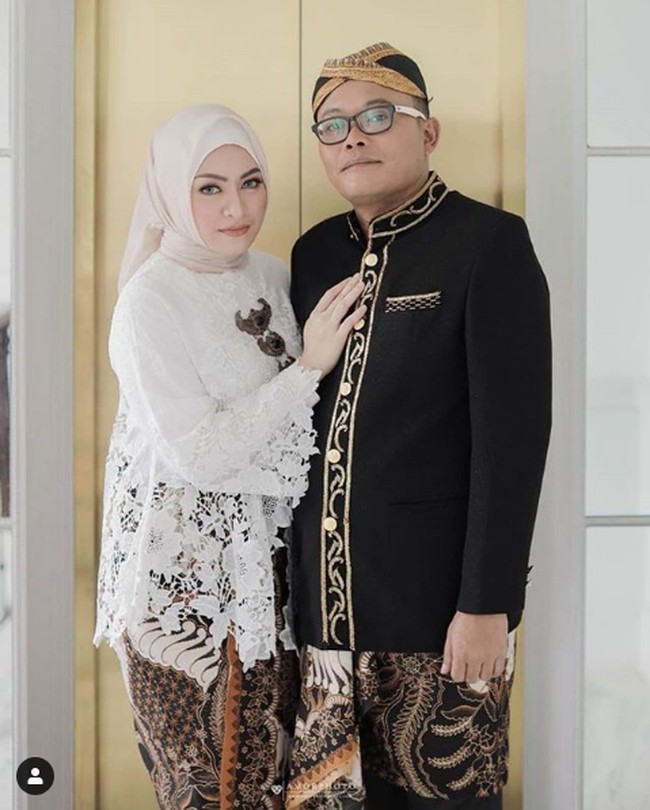 Pada momen lainnya, Sule dan Nathalie Holscher juga pernah berfoto layaknya pasangan sedang  foto prewedding. Keduanya berpose mengenakan busana adat Sunda. Sule memakai beskap hitam dan blangkon, sementara Nathalie mengenakan kebaya. Mereka sama-sama mengenakan kain batik. Foto: Instagram dan YouTube Ferdinan Sule