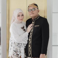 Pada momen lainnya, Sule dan Nathalie Holscher juga pernah berfoto layaknya pasangan sedang  foto prewedding. Keduanya berpose mengenakan busana adat Sunda. Sule memakai beskap hitam dan blangkon, sementara Nathalie mengenakan kebaya. Mereka sama-sama mengenakan kain batik. Foto: Instagram dan YouTube Ferdinan Sule