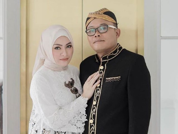 Foto Mesra Sule dan Nathalie Holscher