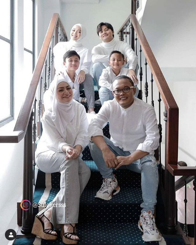 Selain foto berdua, dalam pemotretan ini, Sule dan Nathalie Holscher juga berpose dengan anak-anak sang komedian. Sule dan keluarga serta Nathalie tampil kompak dengan atasan putih dan celana denim. Bismillah, tulis mantan pembawa acara Ini Talkshow itu di Instagram yang menampilkan fotonya bersama Nathalie dan empat anaknya. Foto: Instagram dan YouTube Ferdinan Sule