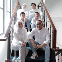 Selain foto berdua, dalam pemotretan ini, Sule dan Nathalie Holscher juga berpose dengan anak-anak sang komedian. Sule dan keluarga serta Nathalie tampil kompak dengan atasan putih dan celana denim. Bismillah, tulis mantan pembawa acara Ini Talkshow itu di Instagram yang menampilkan fotonya bersama Nathalie dan empat anaknya. Foto: Instagram dan YouTube Ferdinan Sule