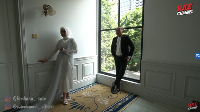 Saat melakukan pemotretan jelang pernikahan ini, Nathalie tampak tak bisa menahan tawanya setiap diminta berpose mesra dengan Sule. Foto: Instagram dan YouTube Ferdinan Sule