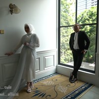 Saat melakukan pemotretan jelang pernikahan ini, Nathalie tampak tak bisa menahan tawanya setiap diminta berpose mesra dengan Sule. Foto: Instagram dan YouTube Ferdinan Sule