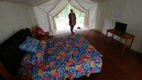 Konsep glamping ini untuk memanjakan pengunjung yang ingin bermalam di kawasan alam pedesaan namun dengan fasilitas nyaman. Paket wisata glamping ini harganya antara Rp 300-600 ribu satu hari satu malam. Kalau yang Rp 600 ribu sudah komplet. (Adhar Muttaqin/detikcom)