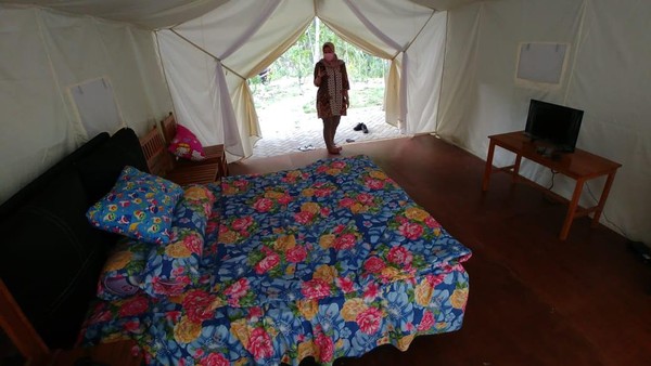 Konsep glamping ini untuk memanjakan pengunjung yang ingin bermalam di kawasan alam pedesaan namun dengan fasilitas nyaman. Paket wisata glamping ini harganya antara Rp 300-600 ribu satu hari satu malam. Kalau yang Rp 600 ribu sudah komplet. (Adhar Muttaqin/detikcom) Konsep glamping ini untuk memanjakan pengunjung yang ingin bermalam di kawasan alam pedesaan namun dengan fasilitas nyaman. Paket wisata glamping ini harganya antara Rp 300-600 ribu satu hari satu malam. Kalau yang Rp 600 ribu sudah komplet. (Adhar Muttaqin/detikcom)