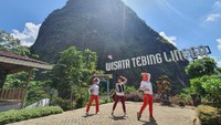 Wisata Tebing Lingga (WTL) di Trenggalek terus berinovasi untuk menarik pengunjung. Yang terbaru, mereka menyediakan fasilitas menginap di dalam tenda mewah atau glamping (glamour camping). (Adhar Muttaqin/detikcom)