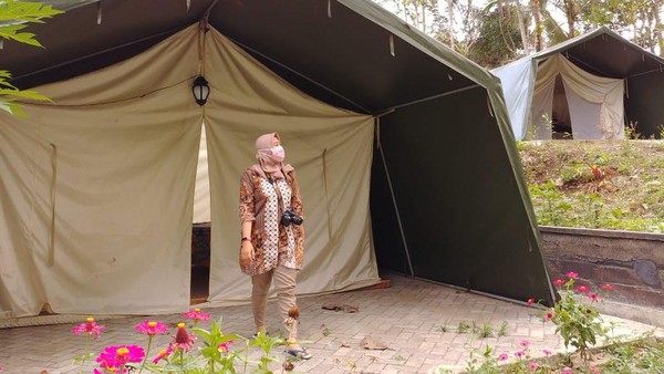 Wisata glamping yang berada di Desa Ngebo, Kecamatan Suruh, Trenggalek itu dibuka beberapa pekan lalu. Pengelola menyediakan dua tenda besar berukuran 3 x 4 meter yang terpasang di area khusus. (Adhar Muttaqin/detikcom)