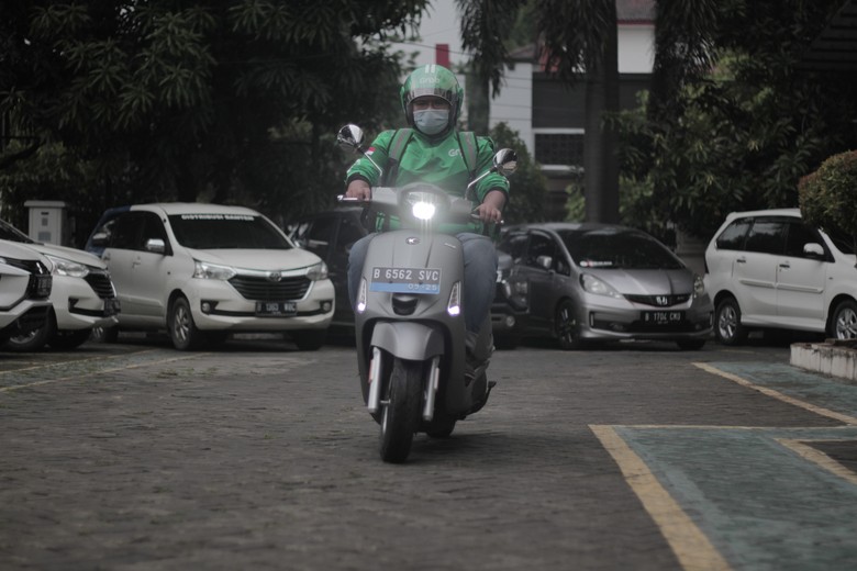 Abang Grab Pakai Motor Listrik, Baterai Habis Tinggal Tukar Baru