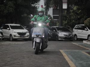 Abang Grab Pakai Motor Listrik, Baterai Habis Tinggal Tukar Baru
