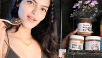 Rutin olahraga dan menjaga bentuk tubuhnya, Unika tetap tak bisa lepas dari selai kacang yang jadi camilan favoritnya. Foto: Instagram @realunik28