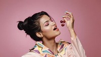 Jika sedang sibuk bekerja sebagai model, Unika sering mengunggah foto-fotonya di lokasi pemotretan. Foto: Instagram @realunik28