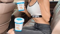 Terakhir ini pose manis Unika saat makan selai kacang yang sangat disukainya.  Foto: Instagram @realunik28