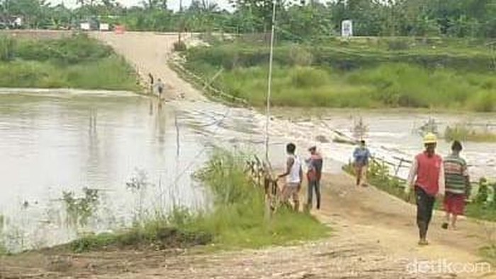 Jalan Darurat di Lamongan Terendam Air Dampak Tingginya Curah Hujan