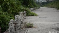 Jalan beton yang dibuat pada era Gubernur Basuki Tjahaja Purnama atau Ahot tersebut tidak lagi ada tindak lanjutnya kembali.