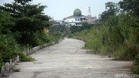 Jalan beton sepanjang kurang lebih 800 meter seperti tidak berfungsi keberadaannya di kawasan sungai Ciliwung Condet yang masih banyak ditanami oleh pepohonan.