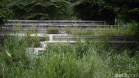 Tiang pancang beton yang terbengkalai di pinggir sungai Ciliwung menjadi pemandangan di sekitar lokasi jalan inpeksi.