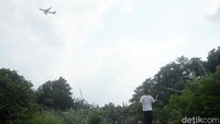 Jalanan beton yang sekarang hanya menjadi tempat bermain layang-layang bagi warga sekitar.