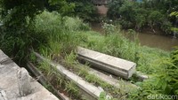 Jalan inpeksi Ciliwung seperti tidak terencana secara fungsi melihat kondisinya sekarang yang terbengkalai.