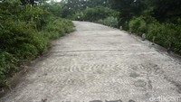 Begini penampakan jalan inspeksi Ciliwung-Condet, Jakarta Timur yang mangkrak.