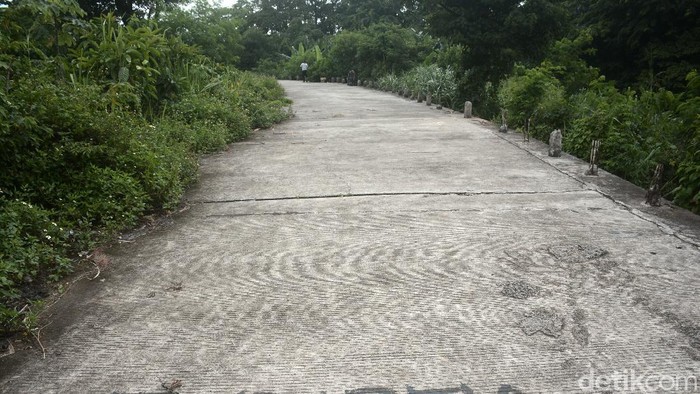 Tiang pancang beton yang terbengkalai di pinggir sungai Ciliwung menjadi pemandangan di sekitar lokasi jalan inpeksi