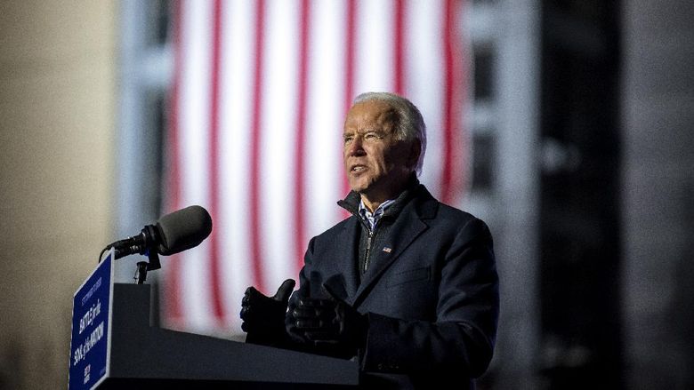 Joe Biden saat berkampanye di Pittsburgh, Pennsylvania, pada Senin (2/11) malam waktu AS Democratic presidential candidate and former Vice President Joe Biden speaks during a drive-in rally outside of Heinz Field on Pittsburghs North Shore, Monday, Nov. 2, 2020. (Alexandra Wimley/Pittsburgh Post-Gazette via AP)