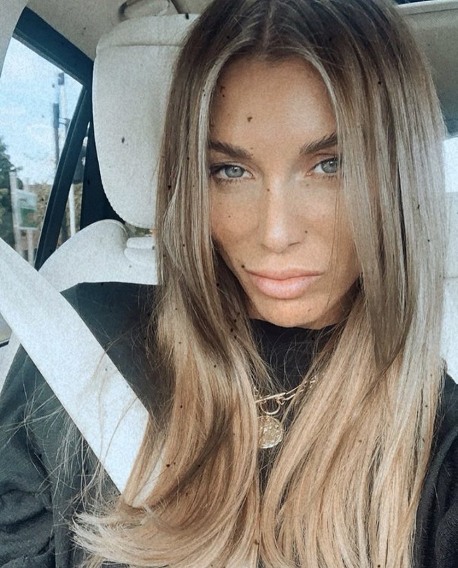 Inilah Kate Greville, perempuan yang disebut-sebut sebagai kekasih Ryan Giggs. Menurut Daily Mail, mereka telah menjalin asmara sejak 2017 tapi percintaan mereka sempat diwarnai putus-sambung. (Foto: Twitter/@KateEAGreville)