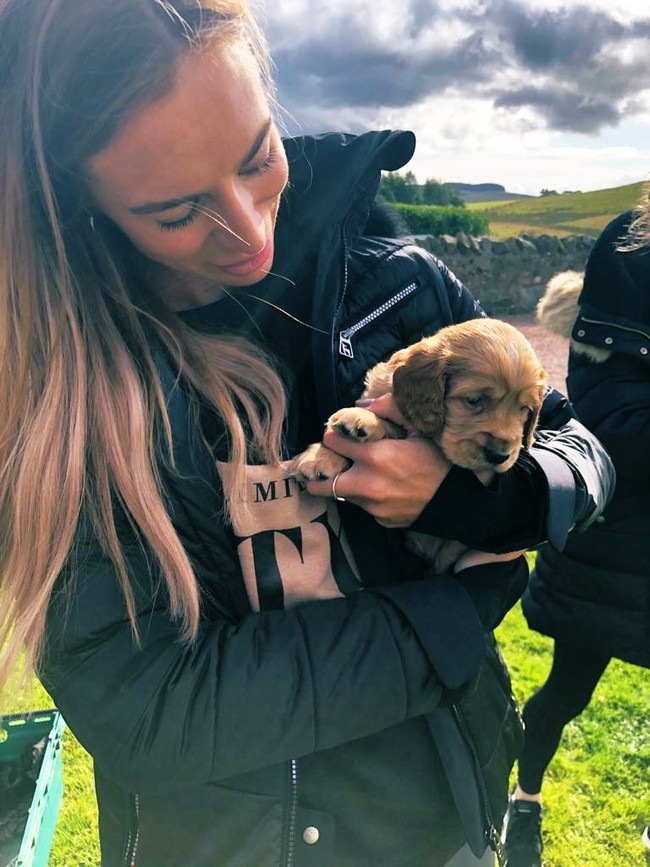 Terlepas dari penampilannya, Kate Greville juga dikenal sebagai sosok pecinta hewan. Foto-foto anjing mendominasi unggahan Kate di Twitter. (Foto: Twitter/@KateEAGreville)