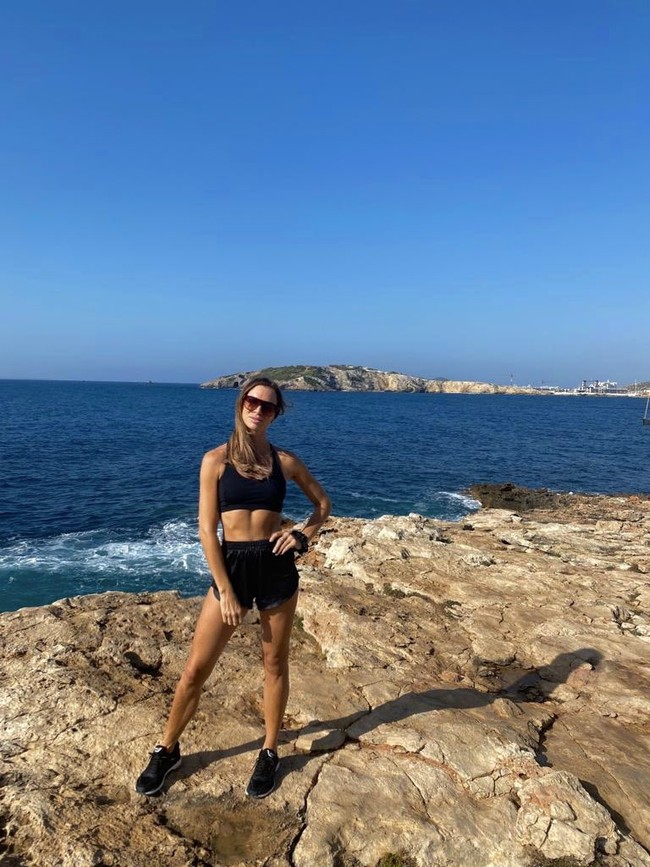 Banyak berurusan dengan industri pariwisata, Kate Greville sering bepergian ke tempat-tempat yang eksotis. Tentunya ia mengabadikan momen tersebut dengan bergaya seksi. (Foto: Twitter/@KateEAGreville)