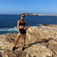 Banyak berurusan dengan industri pariwisata, Kate Greville sering bepergian ke tempat-tempat yang eksotis. Tentunya ia mengabadikan momen tersebut dengan bergaya seksi. (Foto: Twitter/@KateEAGreville)