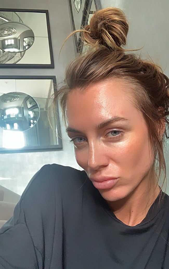 Selain memamerkan gaya maksimalnya di media sosial, Kate Greville juga tak sungkan memamerkan wajah polosnya tanpa riasan. (Foto: Twitter/@KateEAGreville)