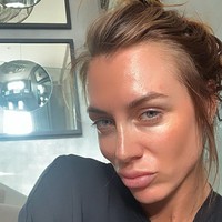 Selain memamerkan gaya maksimalnya di media sosial, Kate Greville juga tak sungkan memamerkan wajah polosnya tanpa riasan. (Foto: Twitter/@KateEAGreville)