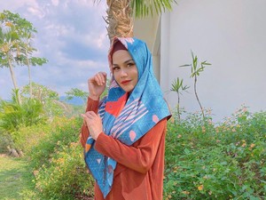 Pamer Foto Perdana Pakai Mukena, Katty Butterfly Tuai Pujian