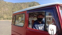 Salah satu sopir mobil bernama Julian, mengatakan bahwa batasan jumlah penumpang sudah ditetapkan oleh Satgas COVID-19 setempat. Apabila melanggar, maka mobil offroad sewaan tidak bisa memasuki wisata Bromo. 