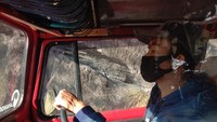 Di belakang, penumpang juga disekat dengan plastik yang sama. Untuk jumlah penumpangnya, kini dibatasi hanya 3 orang plus 1 sopir (total 4 orang). Sebelumnya, satu mobil bisa diisi 6-7 penumpang.
