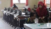 Selain menjahit, beberapa keterampilan lainnya pun ikut diberikan.