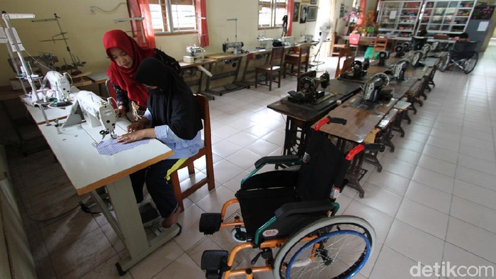 Balai Besar Rehabilitasi Sosial Penyandang Disabilitas Fisik Prof. Dr. Soeharso, Solo, merangkul para penyandang disabilitas untuk tetap terampil.