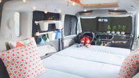 Selain tempat tidur yang proper, camper van Ravy juga dibekali fitur fungsional lainnya seperti sistem pencahayaan LED di area interior, juga stop kontak. Foto: Carbuzz