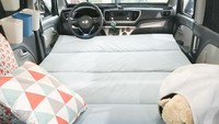 Mobil mungil (kei car) ini disulap jadi rumah berjalan. Fasilitasnya pun lumayan lengkap, ada tempat tidur, ruang tamu, bahkan dapur. Foto: Carbuzz