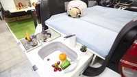 Daon TNT tidak hanya menyematkan kasur di dalam kabin KIA Ray, tapi juga berhasil menjejalkan dapur mini lengkap dengan wastafel geser. Foto: Carbuzz